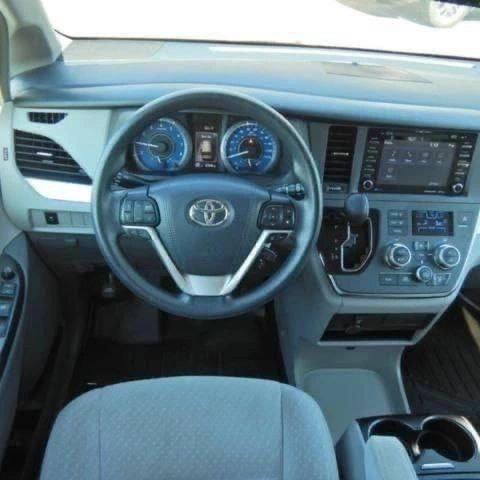 TOYOTA SIENNA - Image 5