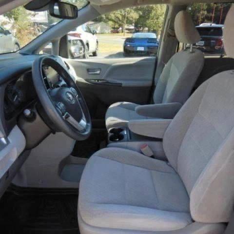 TOYOTA SIENNA - Image 3